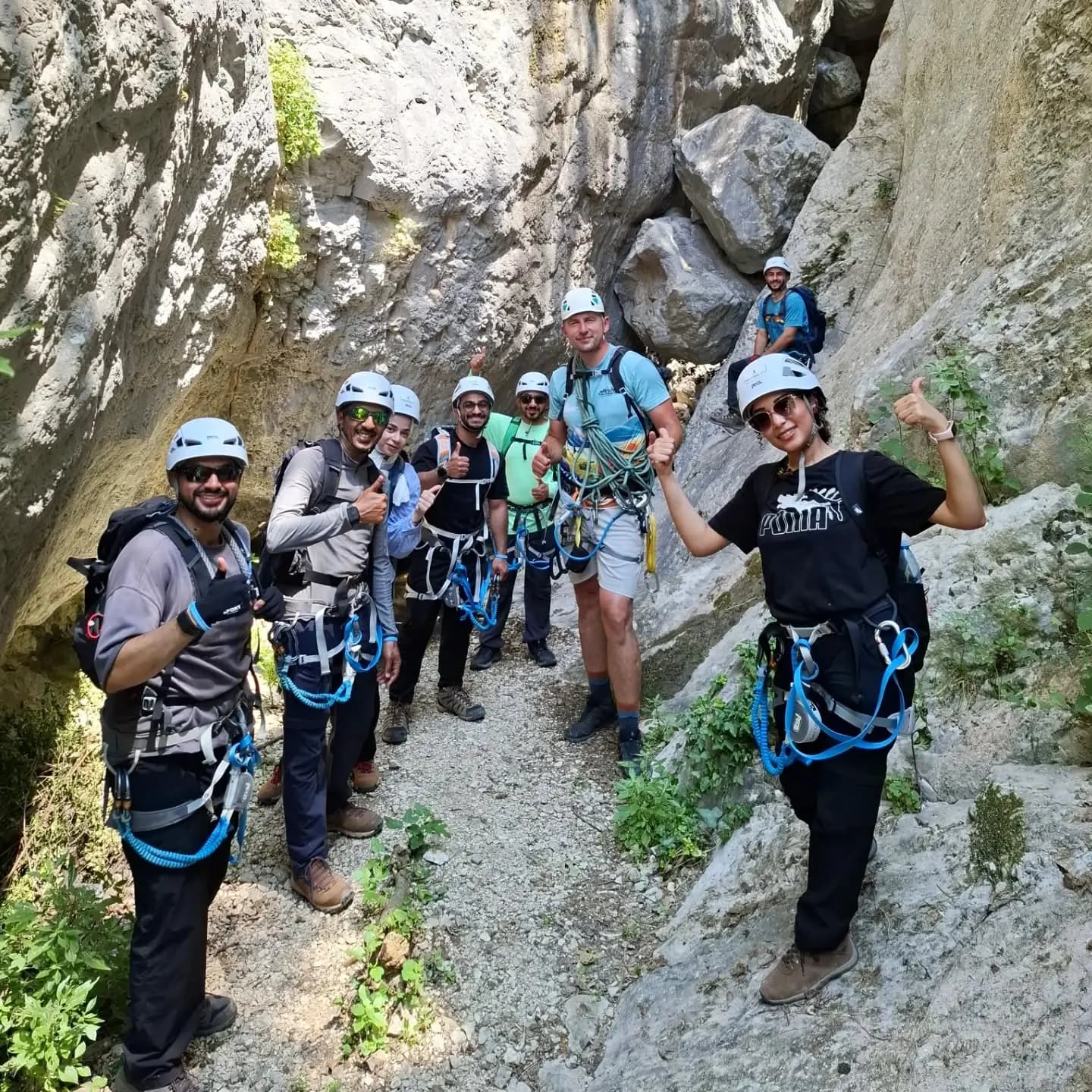 Kolleger på via ferrata i en kløft i Bosnien-Hercegovina