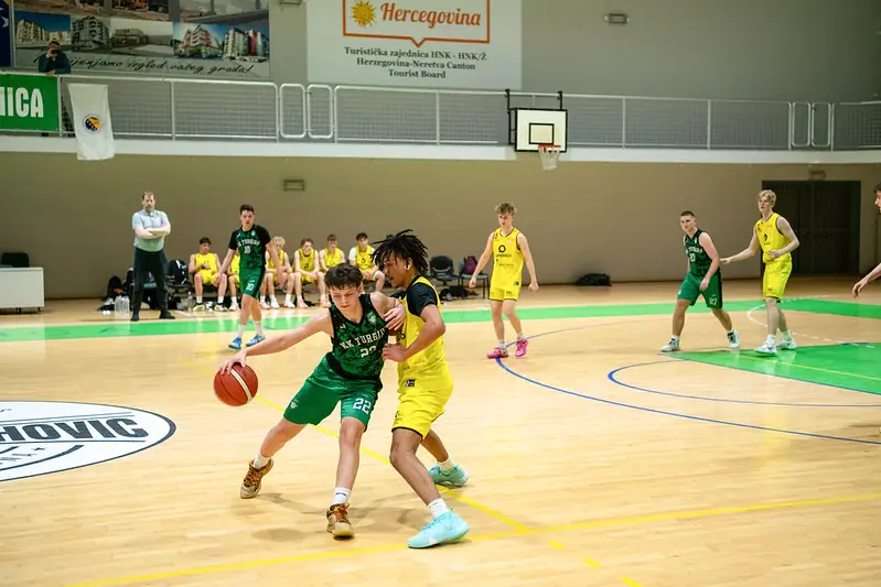 Ungdomshold i en basketballkamp i Bosnien-Hercegovina