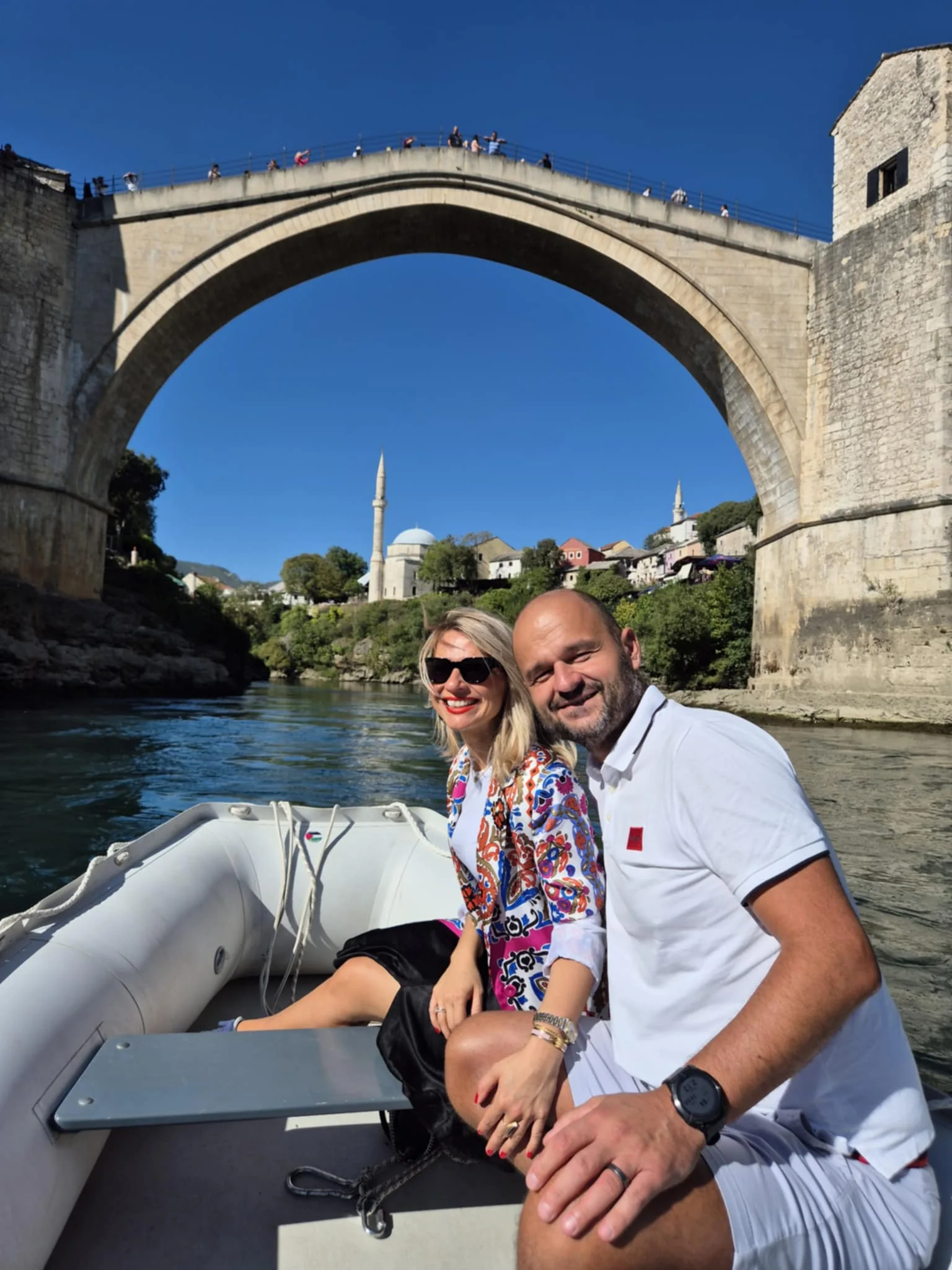 Arman og Ajla Asović på bådtur under Stari Most i Mostar