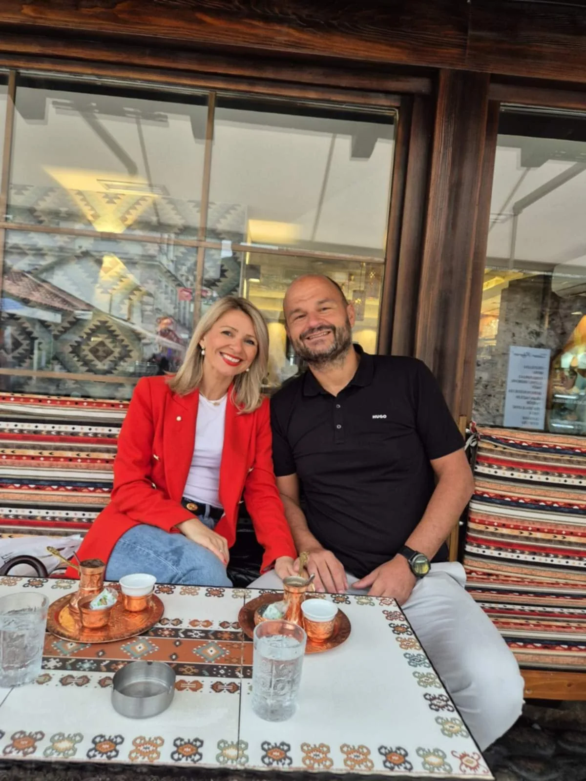 Arman og Ajla Asović over en kop bosnisk kaffe
