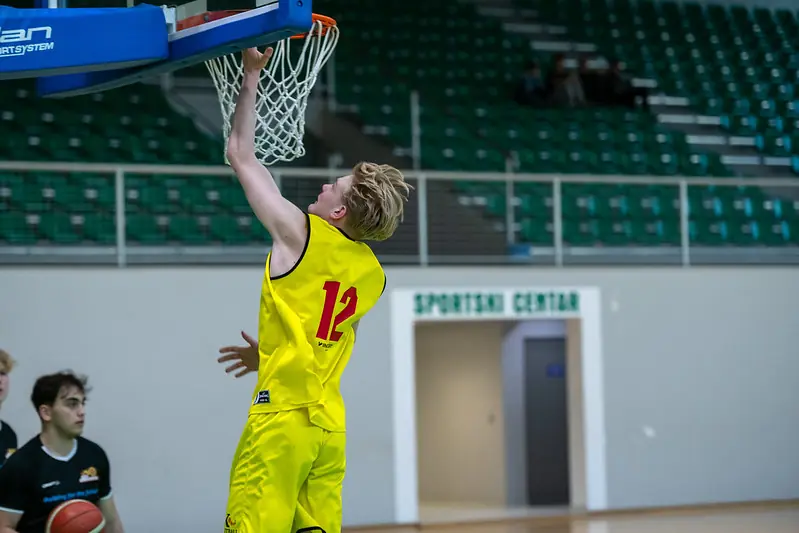 Spiller scorer under en basketballkamp