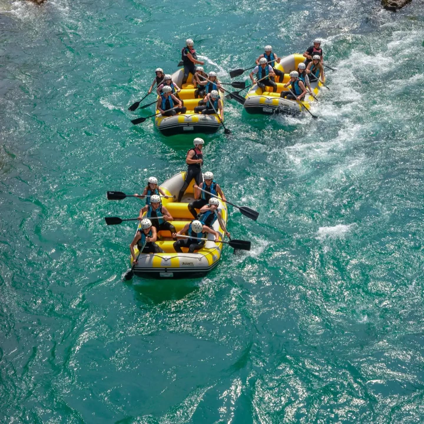 Gruppe i gule både på rafting på floden Neretva