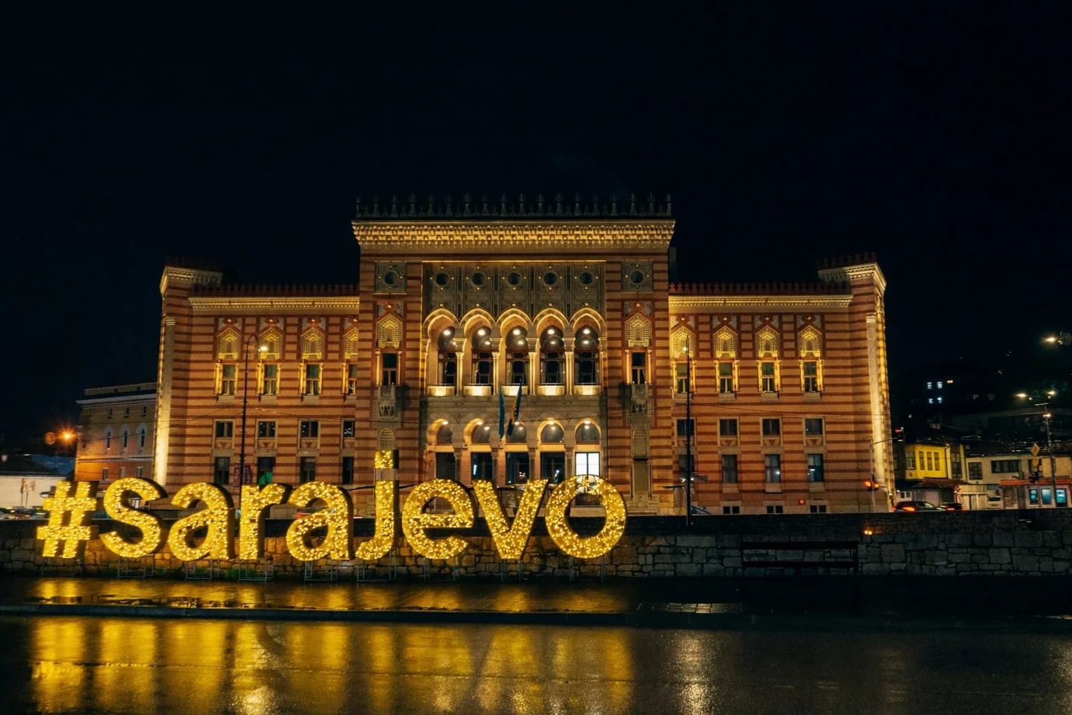 Rådhuset Vijećnica i Sarajevo oplyst om aftenen